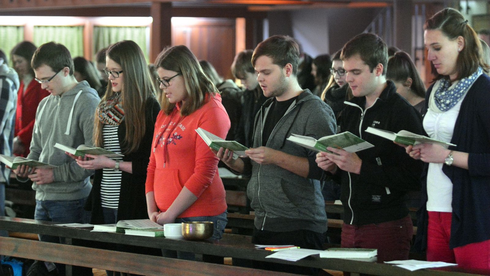 Jugendgottesdienst: Wo Religion als Ressource allmählich verschwindet, entsteht möglicherweise eine Lücke. „Familien sind einsamer, haben ein weniger stabiles soziales Netzwerk, und Routinen im Alltag fallen weg“,Foto: Imago/Funke Foto Services Jugendgottesdienst: Wo Religion als Ressource allmählich verschwindet, entsteht möglicherweise eine Lücke. „Familien sind einsamer, haben ein weniger stabiles soziales Netzwerk, und Routinen im Alltag fallen weg“,Foto: Imago/Funke Foto Services
