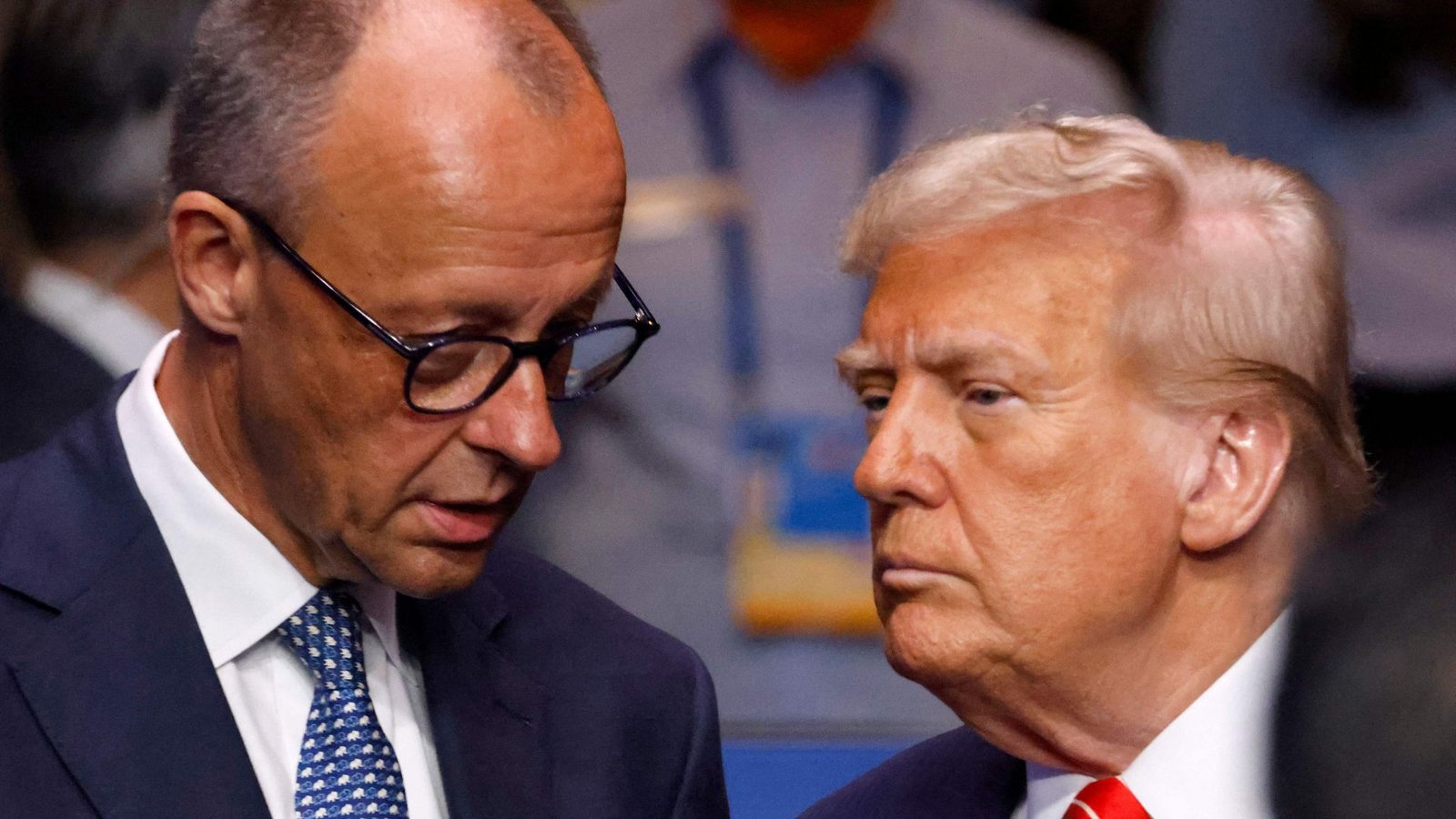 US-Präsident Trump (rechts) und Bundeskanzler Merz sprechen in Den Haag auf dem Nato-Gipfel über die Hilfe für die Ukraine.Foto: AFP