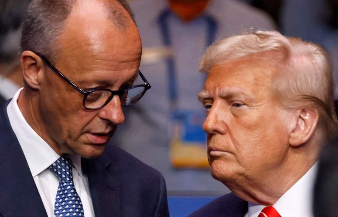 US-Präsident Trump (rechts) und Bundeskanzler Merz sprechen in Den Haag auf dem Nato-Gipfel über die Hilfe für die Ukraine.<span class='image-autor'>Foto: AFP</span>
