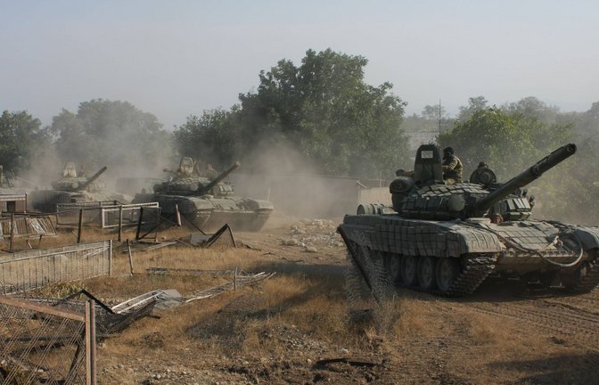 Russische Truppen bewegen sich  von der georgischen Region Gori nach Nordossetien in Russland. Aufgenommen 2008.<span class='image-autor'>Foto: imago/ITAR-TASS/imago stock&people</span>