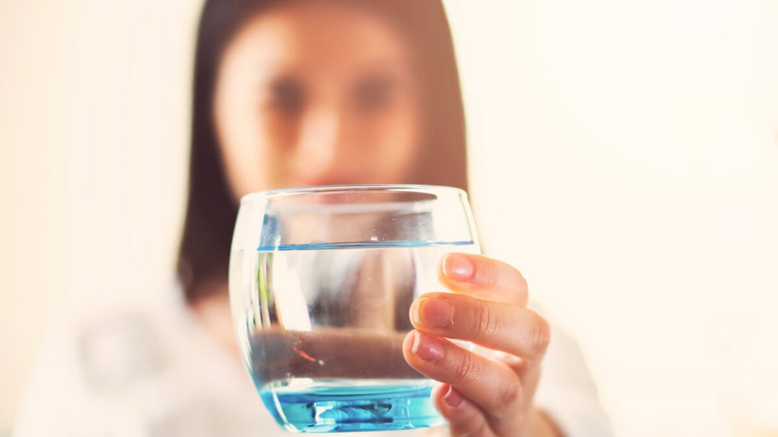Schwierigkeiten mehr zu trinken? Wir haben für Sie 12 praktische Tipps & Tricks, wie Sie im Alltag mehr Wasser trinken.Foto: Erhanyelekci / Shutterstock.com Schwierigkeiten mehr zu trinken? Wir haben für Sie 12 praktische Tipps & Tricks, wie Sie im Alltag mehr Wasser trinken.Foto: Erhanyelekci / Shutterstock.com