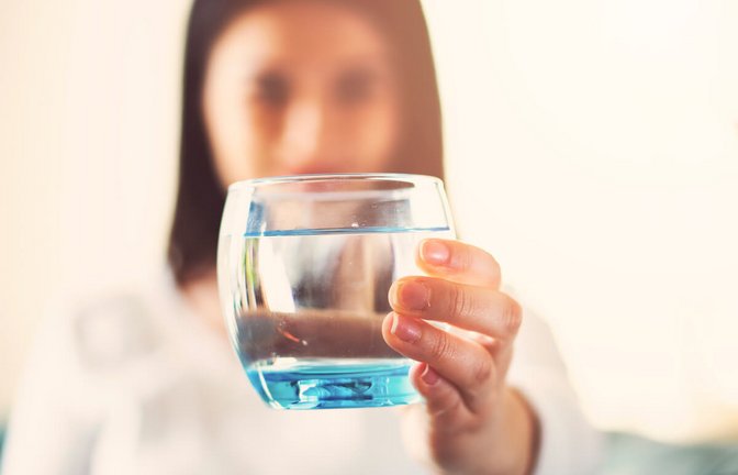 Schwierigkeiten mehr zu trinken? Wir haben für Sie 12 praktische Tipps & Tricks, wie Sie im Alltag mehr Wasser trinken.<span class='image-autor'>Foto: Erhanyelekci / Shutterstock.com</span>
