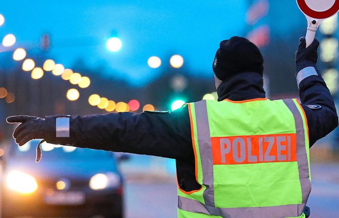 Ein 32-Jähriger wollte in Mannheim in eine Verkehrskontrolle beim Urincheck tricksen – die Polizei durchschaute den Trick (Symbolfoto).<span class='image-autor'>Foto: dpa-tmn/Bernd Wüstneck</span>