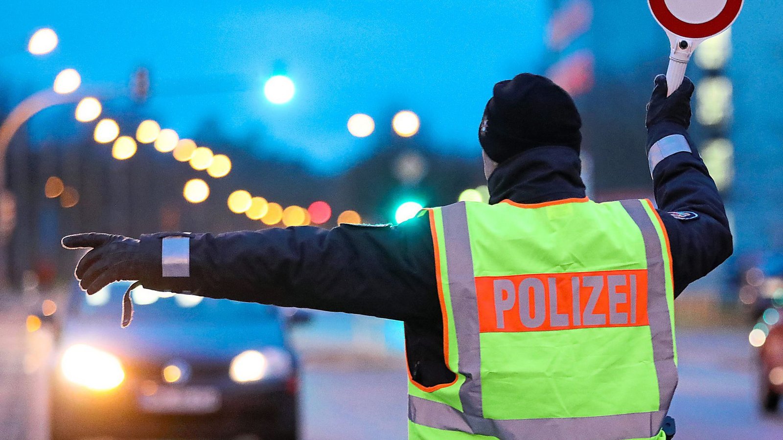 Ein 32-Jähriger wollte in Mannheim in eine Verkehrskontrolle beim Urincheck tricksen – die Polizei durchschaute den Trick (Symbolfoto).Foto: dpa-tmn/Bernd Wüstneck Ein 32-Jähriger wollte in Mannheim in eine Verkehrskontrolle beim Urincheck tricksen – die Polizei durchschaute den Trick (Symbolfoto).Foto: dpa-tmn/Bernd Wüstneck