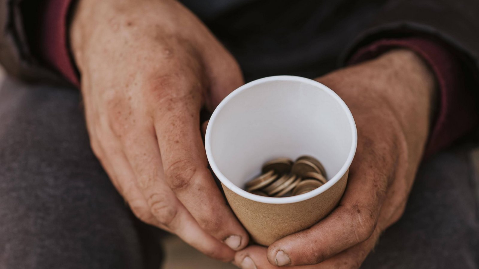 Ein 39-Jähriger stahl einem Obdachlosen einen Becher mit Münzen (Symbolfoto).Foto: IMAGO/imageBROKER/Oleksandr Latkun Ein 39-Jähriger stahl einem Obdachlosen einen Becher mit Münzen (Symbolfoto).Foto: IMAGO/imageBROKER/Oleksandr Latkun