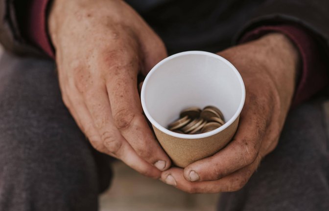 Ein 39-Jähriger stahl einem Obdachlosen einen Becher mit Münzen (Symbolfoto).<span class='image-autor'>Foto: IMAGO/imageBROKER/Oleksandr Latkun</span>