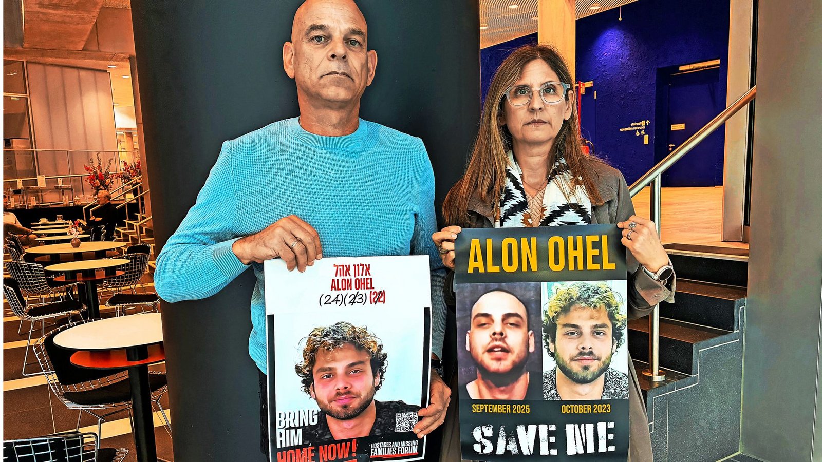 Kobi und Idit Ohel warten auf ihren Sohn Alon.Foto: Katharina Kunert Kobi und Idit Ohel warten auf ihren Sohn Alon.Foto: Katharina Kunert