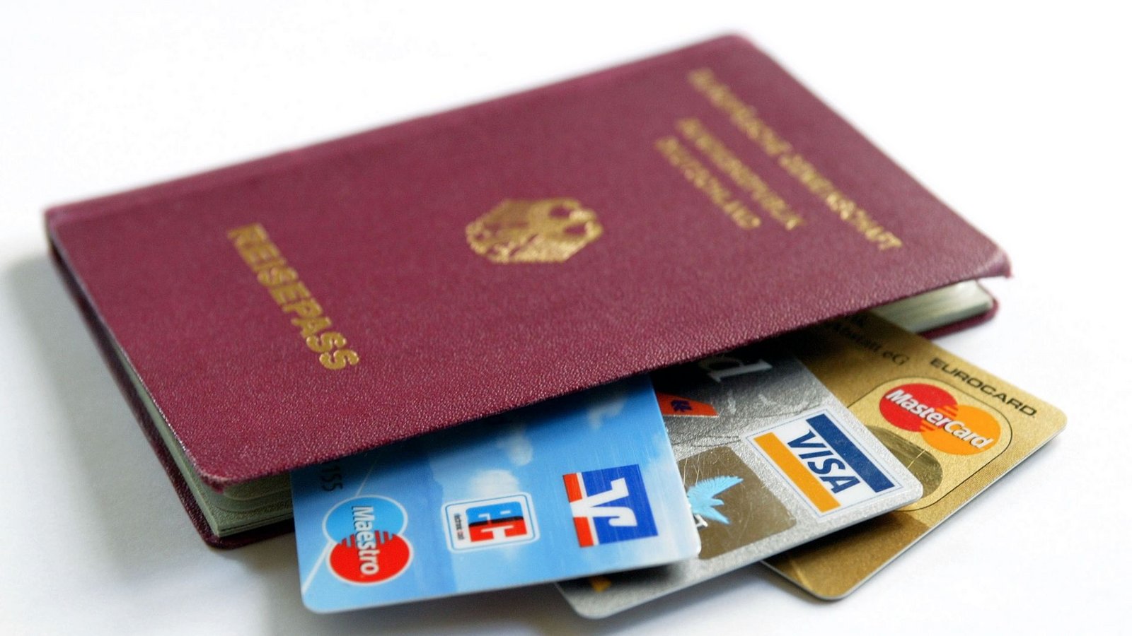 Die Girocard mit dem Maestro- oder Vpay-Zeichen ist überall in Europa einsetzbar. Trotzdem sollten Urlauber auf Nummer sicher gehen und noch eine Kreditkarte mitnehmen.Foto: Avanti/Avanti Die Girocard mit dem Maestro- oder Vpay-Zeichen ist überall in Europa einsetzbar. Trotzdem sollten Urlauber auf Nummer sicher gehen und noch eine Kreditkarte mitnehmen.Foto: Avanti/Avanti
