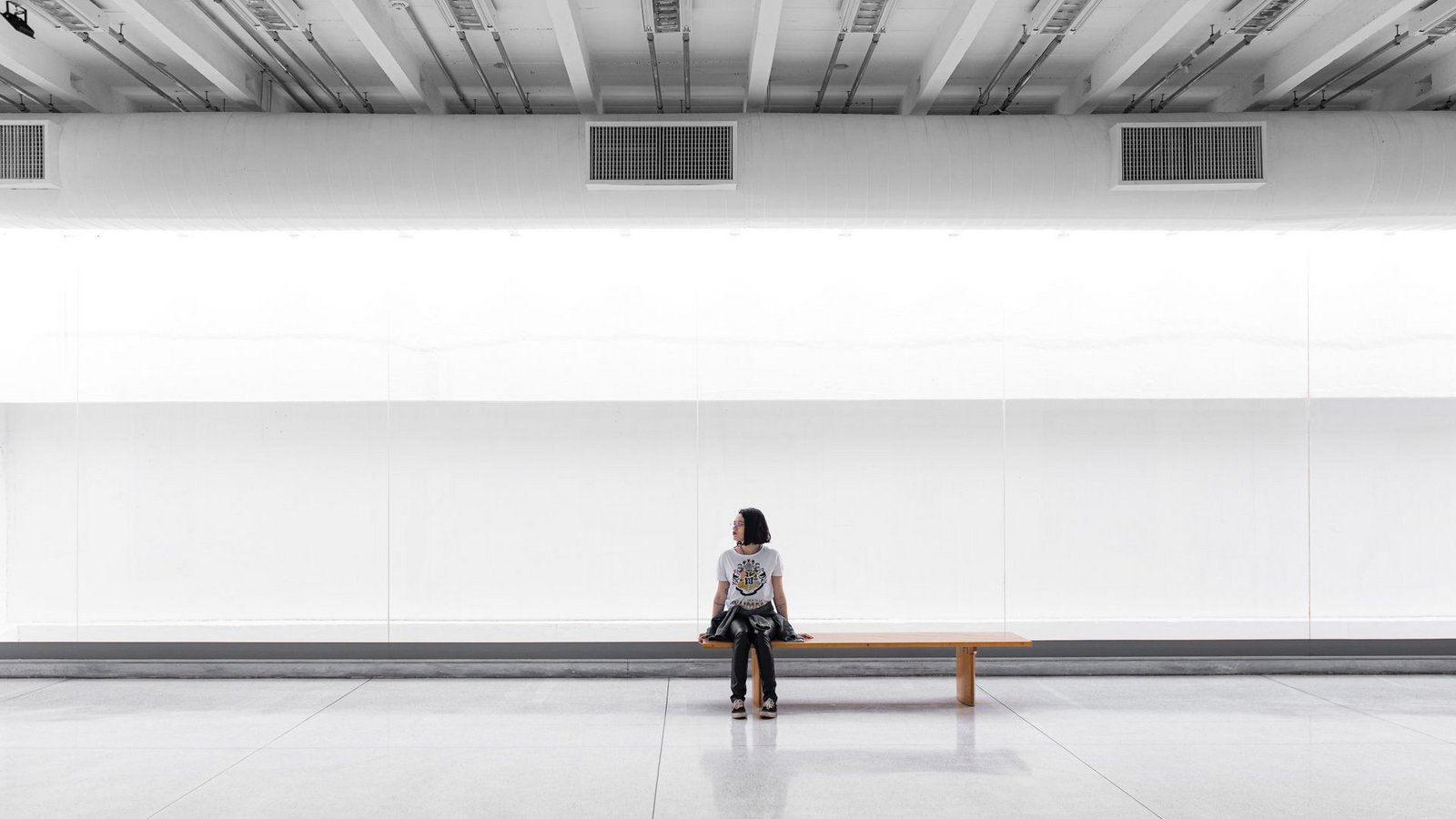Häufige Form des Wartens: auf die Bahn.Foto: Unsplash/Guilherme Stecanella Häufige Form des Wartens: auf die Bahn.Foto: Unsplash/Guilherme Stecanella