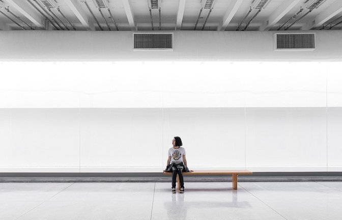 Häufige Form des Wartens: auf die Bahn.<span class='image-autor'>Foto: Unsplash/Guilherme Stecanella</span>