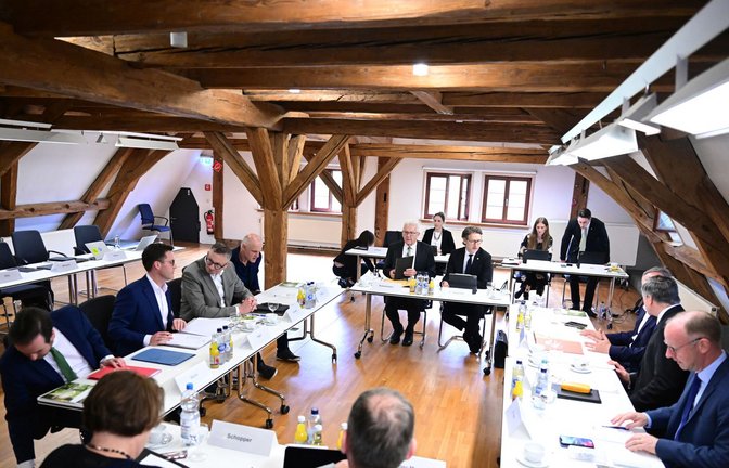Verhandelt wird unter dem Jahrhundertealten Dachstuhl im Kloster Bebenhausen.<span class='image-autor'>Foto: dpa/Bernd Weißbrod</span>