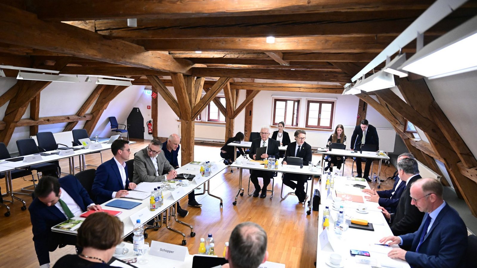 Verhandelt wird unter dem Jahrhundertealten Dachstuhl im Kloster Bebenhausen.Foto: dpa/Bernd Weißbrod