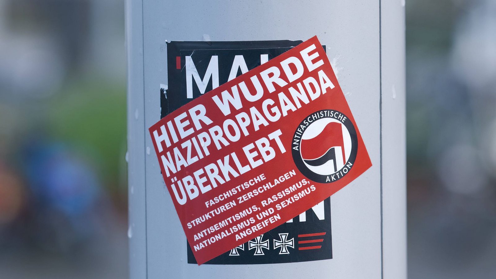 "Nazi-Keule": Protestaufkleber gegen Faschismus im nordrhein-westfälischen Düsseldorf.Foto: Imago/Michael Gstettenbauer "Nazi-Keule": Protestaufkleber gegen Faschismus im nordrhein-westfälischen Düsseldorf.Foto: Imago/Michael Gstettenbauer
