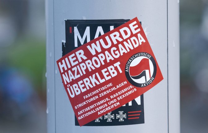 "Nazi-Keule": Protestaufkleber gegen Faschismus im nordrhein-westfälischen  Düsseldorf.<span class='image-autor'>Foto: Imago/Michael Gstettenbauer</span>