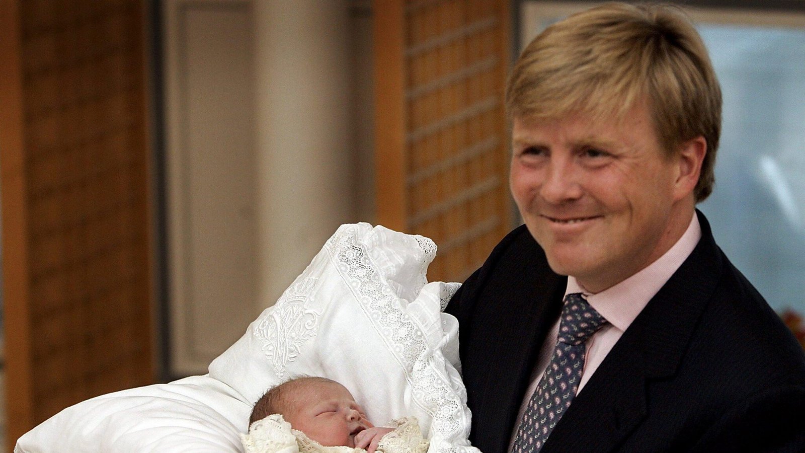 Willem-Alexander hält am 26.06.2005 seine neugeborene Tochter Alexia vor dem Bronovo-Hospital in Den Haag in den Armen.Foto: picture-alliance/ dpa/dpaweb | epa anp Robert Vos/Pool