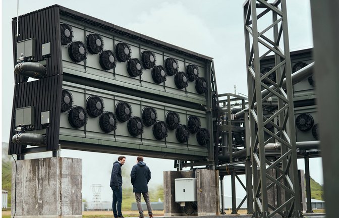 Die Schweizer Firma Climeworks hat im Herbst 2021 auf Island die erste kom­merzielle Anlage eröffnet, die bis zu 4000 Tonnen CO2  pro  Jahr einlagern kann. Fotos:   

imago images/Cover-Images/ via www.imago-images.de
imago/Elmenthaler/Cover-Images<span class='image-autor'>Foto: &nbsp;</span>