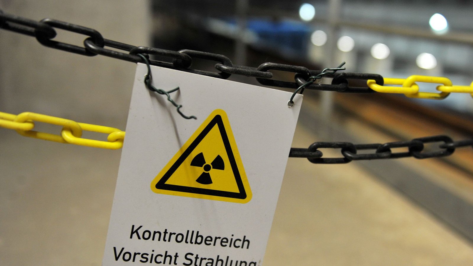 Ein an einer Kette befestigtes Schild im atomaren Zwischenlager in Gorleben warnt vor Strahlung (Archivbild).Foto: picture alliance/dpa/Jochen Lübke Ein an einer Kette befestigtes Schild im atomaren Zwischenlager in Gorleben warnt vor Strahlung (Archivbild).Foto: picture alliance/dpa/Jochen Lübke