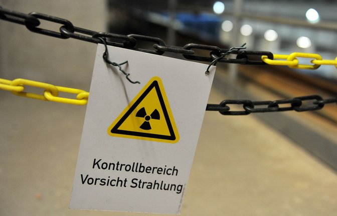Ein an einer Kette befestigtes Schild im atomaren Zwischenlager in Gorleben warnt vor Strahlung (Archivbild).<span class='image-autor'>Foto: picture alliance/dpa/Jochen Lübke</span>