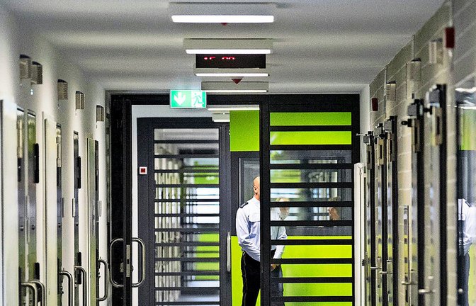 Wegen des sich ausbreitenden Rauchs mussten Teile des Gefängnisses maschinell entlüftet werden.<span class='image-autor'>Foto: dpa/Marijan Murat (Symbolbild)</span>