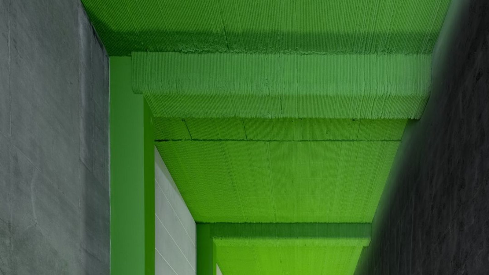 Ein Gewerbebau wie viele andere, könnte man denken, zumindest was die Sichtbeton-Ästethik im Inneren angeht. Mit dem Hightech-Baustoff von Heidelberg Materials wird ein 3D-Druckbeton eingesetzt, der als mineralischer Baustoff zu 100 Prozent recyclebar ist.Foto: Christian Buck/Kraus Gruppe Ein Gewerbebau wie viele andere, könnte man denken, zumindest was die Sichtbeton-Ästethik im Inneren angeht. Mit dem Hightech-Baustoff von Heidelberg Materials wird ein 3D-Druckbeton eingesetzt, der als mineralischer Baustoff zu 100 Prozent recyclebar ist.Foto: Christian Buck/Kraus Gruppe
