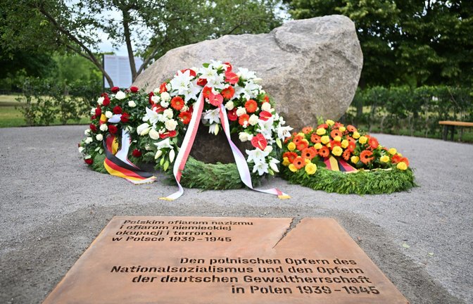 Noch steht nur ein provisorischer Gedenkstein an der Stelle in Berlin, an der noch ein Gedenkort entstehen soll.<span class='image-autor'>Foto: Sebastian Christoph Gollnow/dpa</span>
