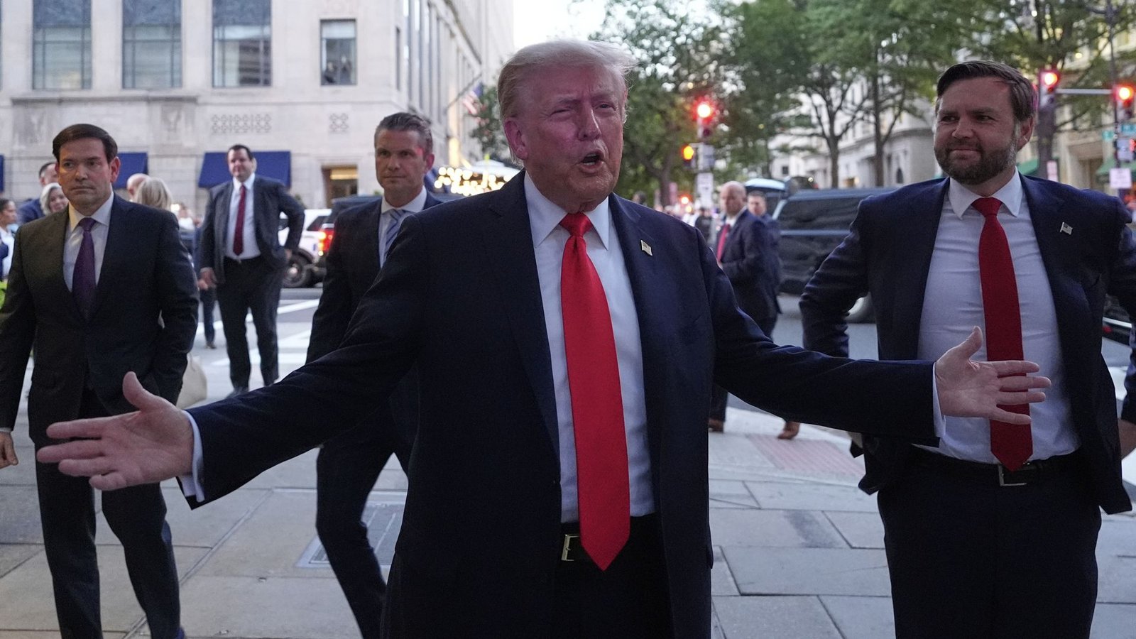 Donald Trump spricht zu Reportern, bevor er ein Restaurant in der Nähe des Weißen Hauses betritt, um mit Außenminister Marco Rubio, Verteidigungsminister Pete Hegseth und Vizepräsident JD Vance zu Abend zu essen.Foto: Alex Brandon/AP/dpa/Alex Brandon