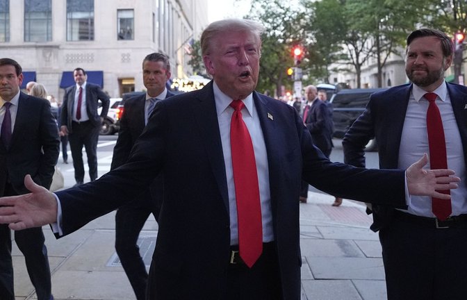 Donald Trump spricht zu Reportern, bevor er ein Restaurant in der Nähe des Weißen Hauses betritt, um mit Außenminister Marco Rubio, Verteidigungsminister Pete Hegseth und Vizepräsident JD Vance zu Abend zu essen.<span class='image-autor'>Foto: Alex Brandon/AP/dpa/Alex Brandon</span>