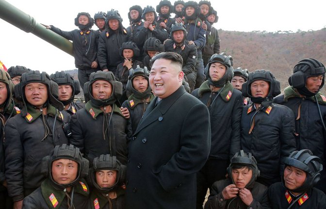 Stolzer Oberbefehlshaber: Wie immer freut sich Nordkoreas starker Mann über die militärischen Fortschritte seines bettelarmen Landes – wie  hier am 1. September 2017 beim Beuch einer Panzereinheit.<span class='image-autor'>Foto: Imago/Xinhua</span>