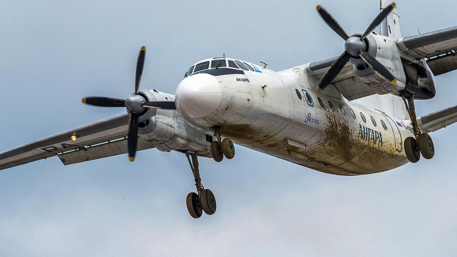 Eine russische An-24-Passagiermaschine ist wohl mit 49 Passagieren an Bord im Osten des Landes abgestürzt ist (Symbolbild)Foto: Marina Lystseva/AP/dpa/Marina Lystseva Eine russische An-24-Passagiermaschine ist wohl mit 49 Passagieren an Bord im Osten des Landes abgestürzt ist (Symbolbild)Foto: Marina Lystseva/AP/dpa/Marina Lystseva