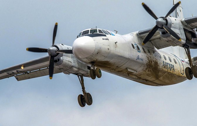 Eine russische An-24-Passagiermaschine ist wohl mit 49 Passagieren an Bord im Osten des Landes abgestürzt ist (Symbolbild)<span class='image-autor'>Foto: Marina Lystseva/AP/dpa/Marina Lystseva</span>