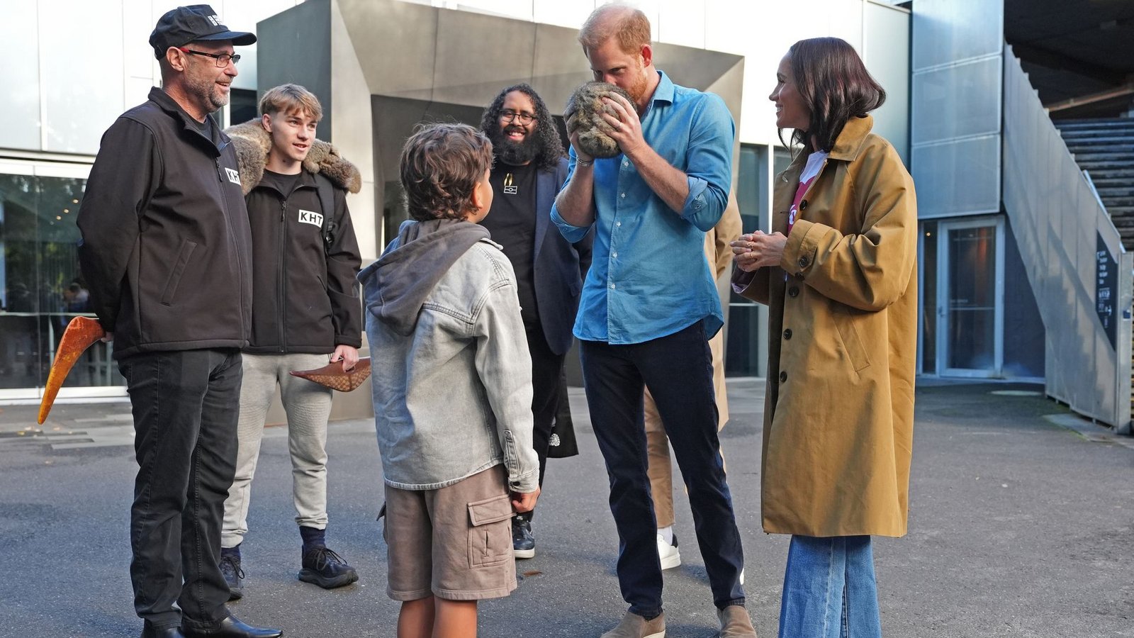 Harry und Meghan ließen sich einen Marngrook-Ball zeigen, der für ein traditionelles indigenes Ballspiel benutzt wird.Foto: Jonathan Brady/PA Wire/dpa Harry und Meghan ließen sich einen Marngrook-Ball zeigen, der für ein traditionelles indigenes Ballspiel benutzt wird.Foto: Jonathan Brady/PA Wire/dpa
