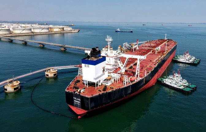 Ein Öltanker in  Qingdao, Provinz Shandong im Osten Chinas. China kauft dem Iran seit Jahren etwa 90 Prozent des Rohöls, welches der Iran exportiert, zuverlässig ab.<span class='image-autor'>Foto: AFP</span>