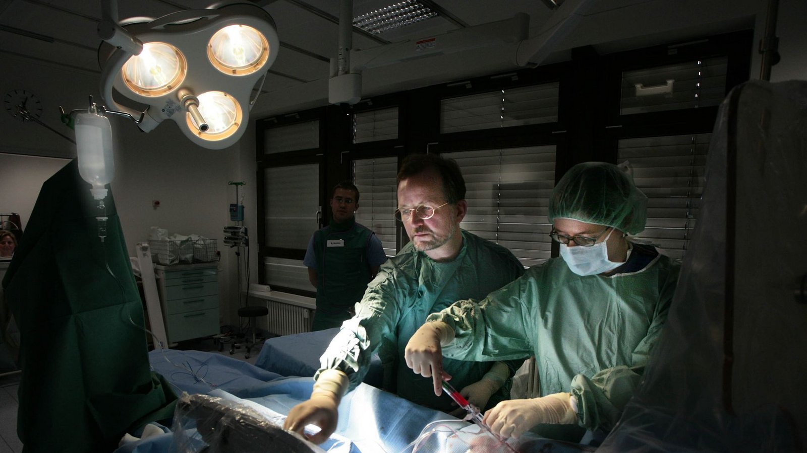 Ärzte im Sindelfinger Krankenhaus setzen einen Herzkatheter einFoto: FACTUM-WEISE/factum / martin stollberg