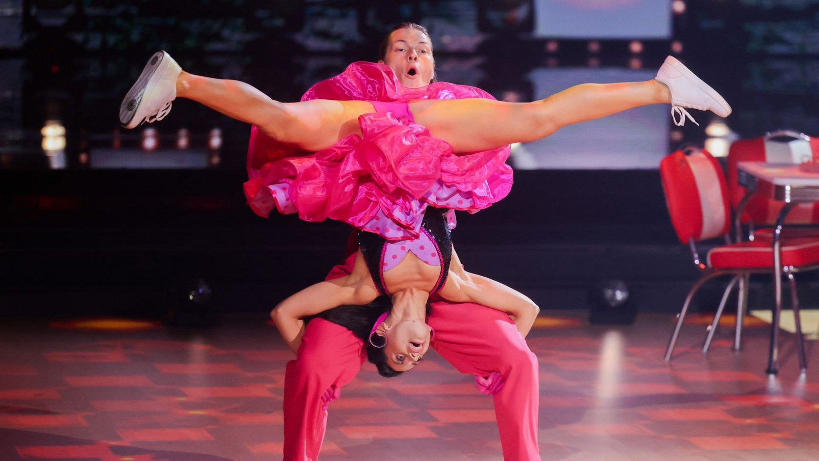 Gabriel Kelly und Malika Dzumaev mit Akrobatikeinlage.Foto: Rolf Vennenbernd/dpa