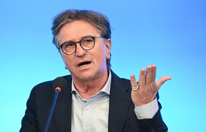 Gesundheitsminister Manfred Lucha (Grüne) kündigte das Ende der Maskenpflicht im ÖPNV an.<span class='image-autor'>Foto: dpa/Bernd Weißbrod</span>