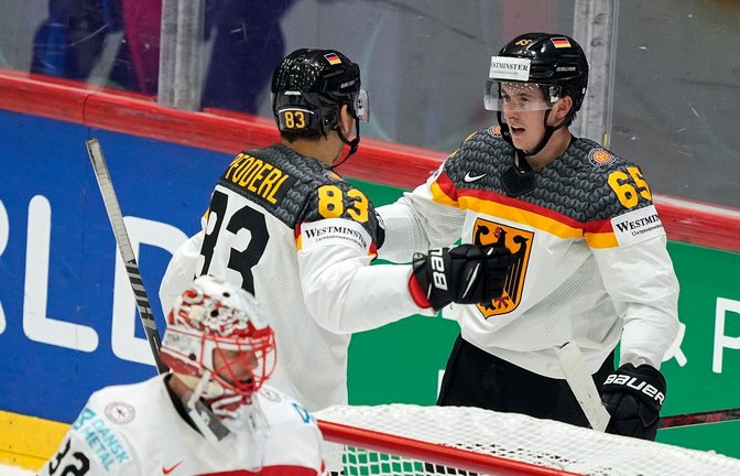 Deutschlands Eishockey-Männer feierten auch gegen Dänemark einen Sieg.<span class='image-autor'>Foto: Martin Meissner/AP/dpa</span>