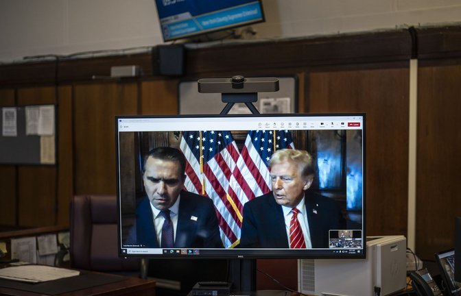 Rechtsanwalt Todd Blanche und der designierte US-Präsident Donald Trump, sind auf einem Fernsehbildschirm zu sehen.<span class='image-autor'>Foto: Jabin Botsford/The Washington Po/Jabin Botsford</span>