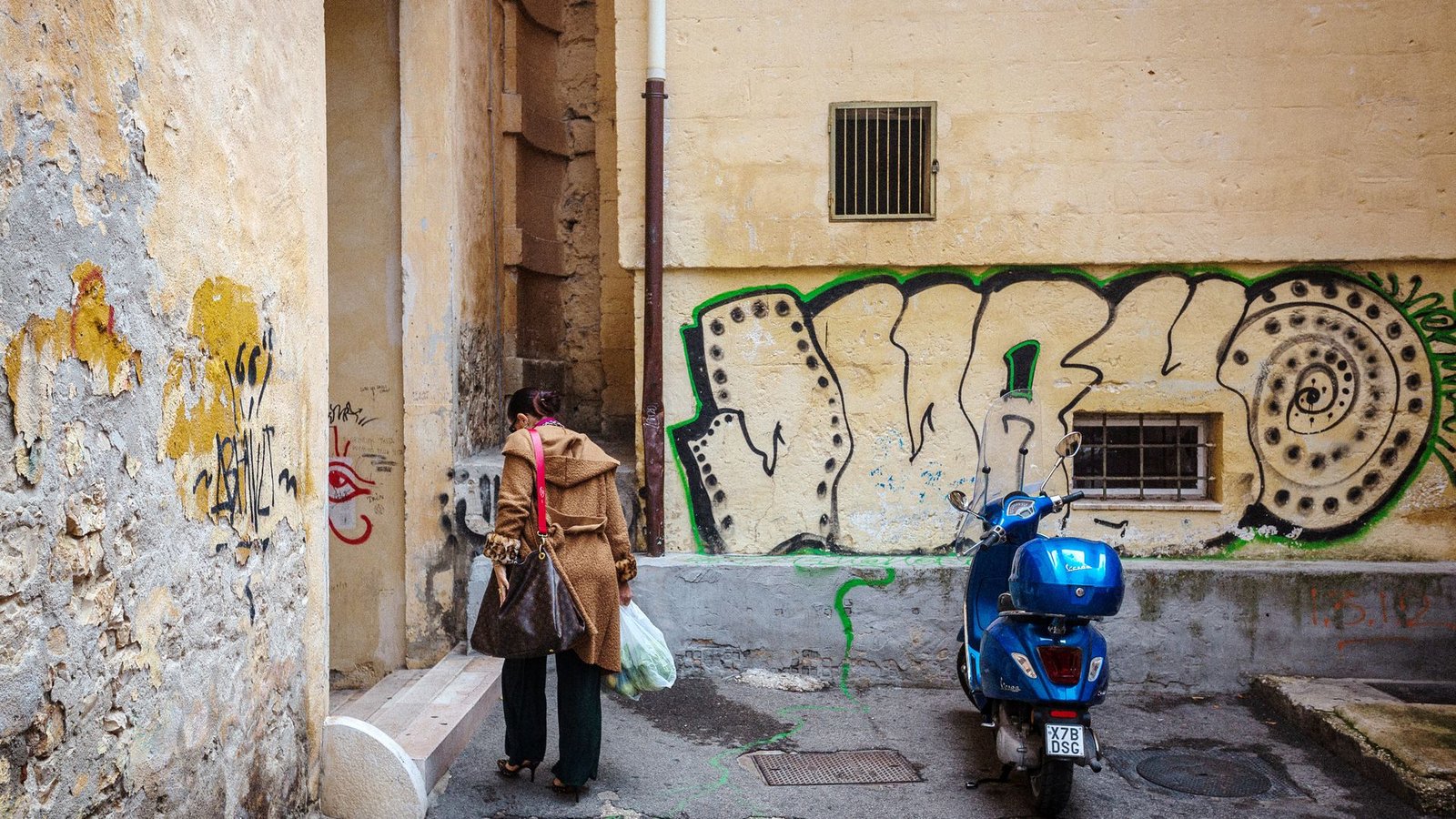 Die Vespa - für viele Italiener Begleiter im Alltag. (Archivbild)Foto: Fernando Gutierrez-Juarez/dpa-Zentralbild/dpa Die Vespa - für viele Italiener Begleiter im Alltag. (Archivbild)Foto: Fernando Gutierrez-Juarez/dpa-Zentralbild/dpa