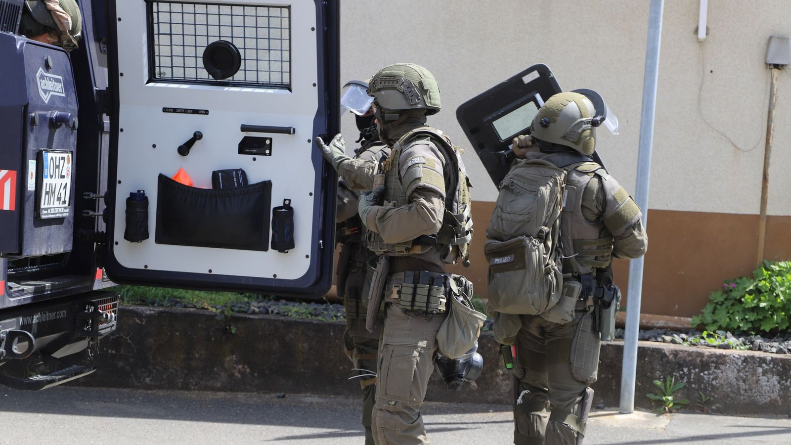 Beamte des SEK bereiten sich auf diesem Symbolbild auf einen Einsatz vor.Foto: StZN/Feyder