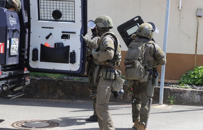 Beamte des SEK bereiten sich auf diesem Symbolbild auf einen Einsatz vor.<span class='image-autor'>Foto: StZN/Feyder</span>