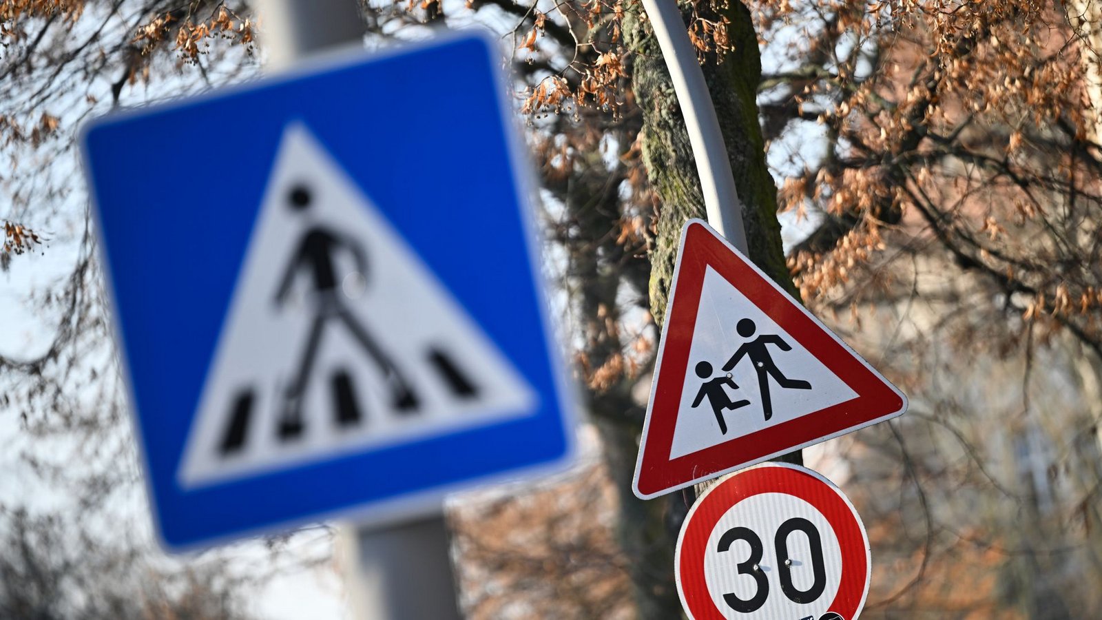 Fußgänger und Kinder schützen – das ist letztlich der Sinn von Tempo 30.Foto: dpa/Sebastian Gollnow Fußgänger und Kinder schützen – das ist letztlich der Sinn von Tempo 30.Foto: dpa/Sebastian Gollnow
