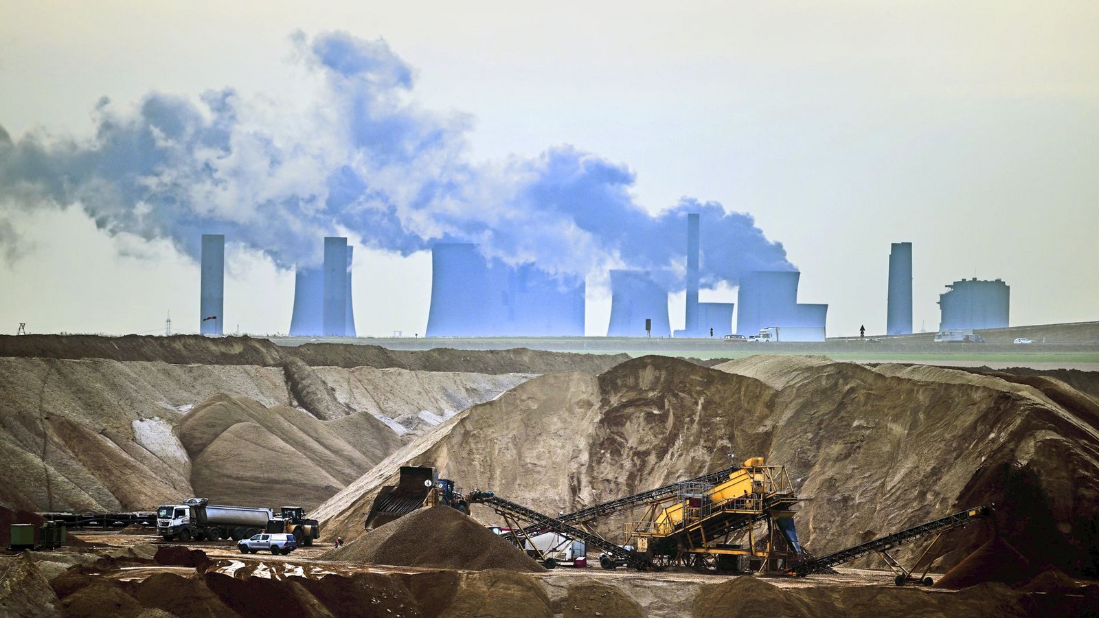 Fossile Energieträger – hier ein Kohlekraftwerk in Nordrhein-Westfalen – haben laut dem neuen IPCC-Bericht keine Zukunft, wenn das 1,5-Grad-Ziel noch erreicht werden soll.Foto: dpa/Federico Gambarini