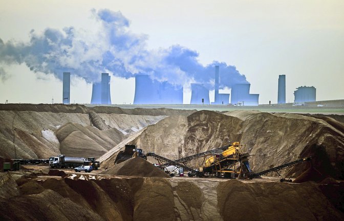 Fossile Energieträger – hier ein Kohlekraftwerk in Nordrhein-Westfalen – haben laut dem neuen IPCC-Bericht keine Zukunft, wenn das 1,5-Grad-Ziel noch erreicht werden soll.<span class='image-autor'>Foto: dpa/Federico Gambarini</span>