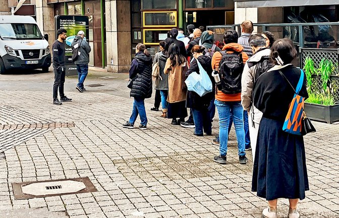 Vor der Stuttgarter Ausländerbehörde haben sich zuletzt wieder zeitweise Schlangen gebildet.<span class='image-autor'>Foto: StZN</span>