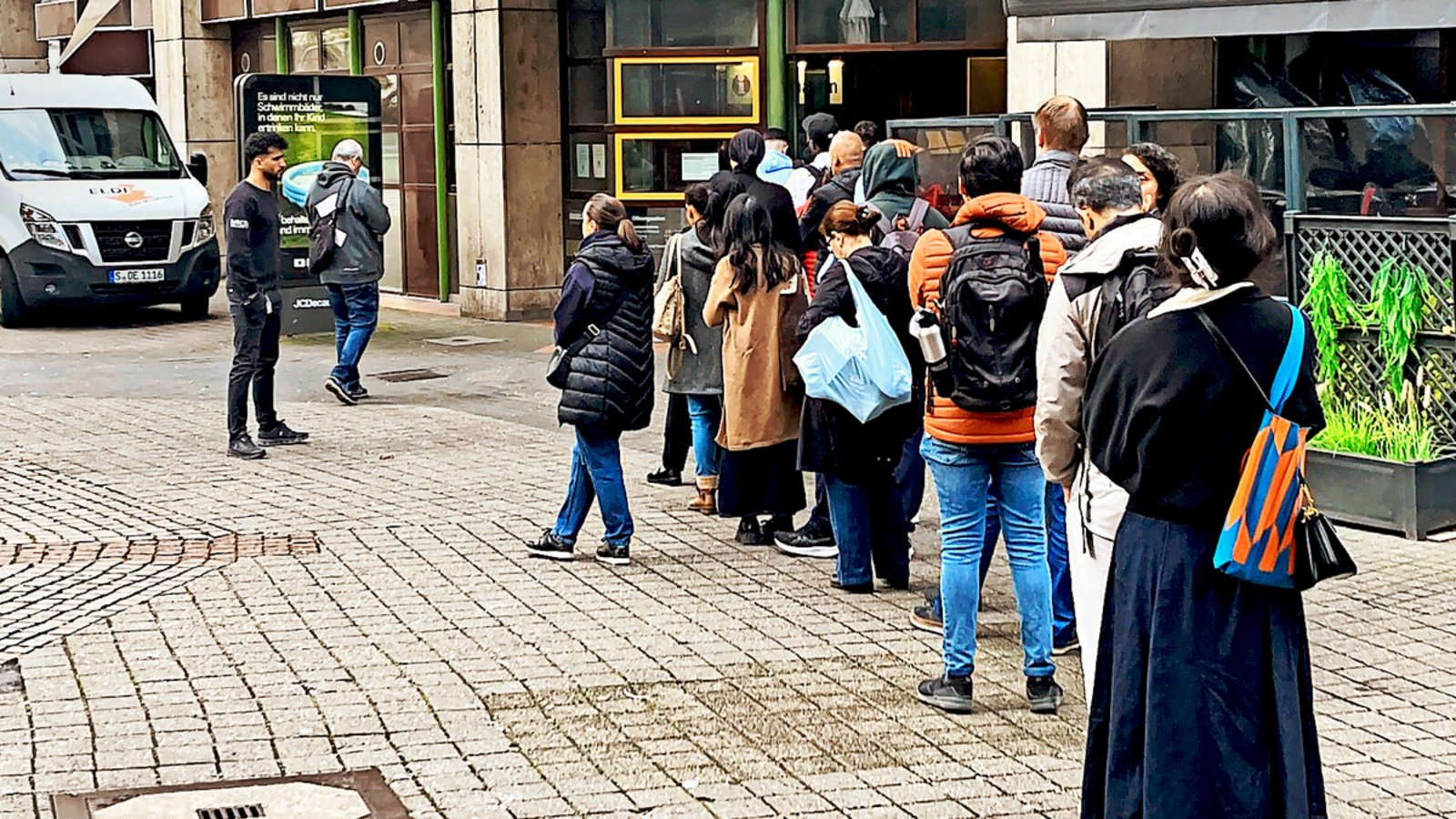 Vor der Stuttgarter Ausländerbehörde haben sich zuletzt wieder zeitweise Schlangen gebildet.Foto: StZN Vor der Stuttgarter Ausländerbehörde haben sich zuletzt wieder zeitweise Schlangen gebildet.Foto: StZN