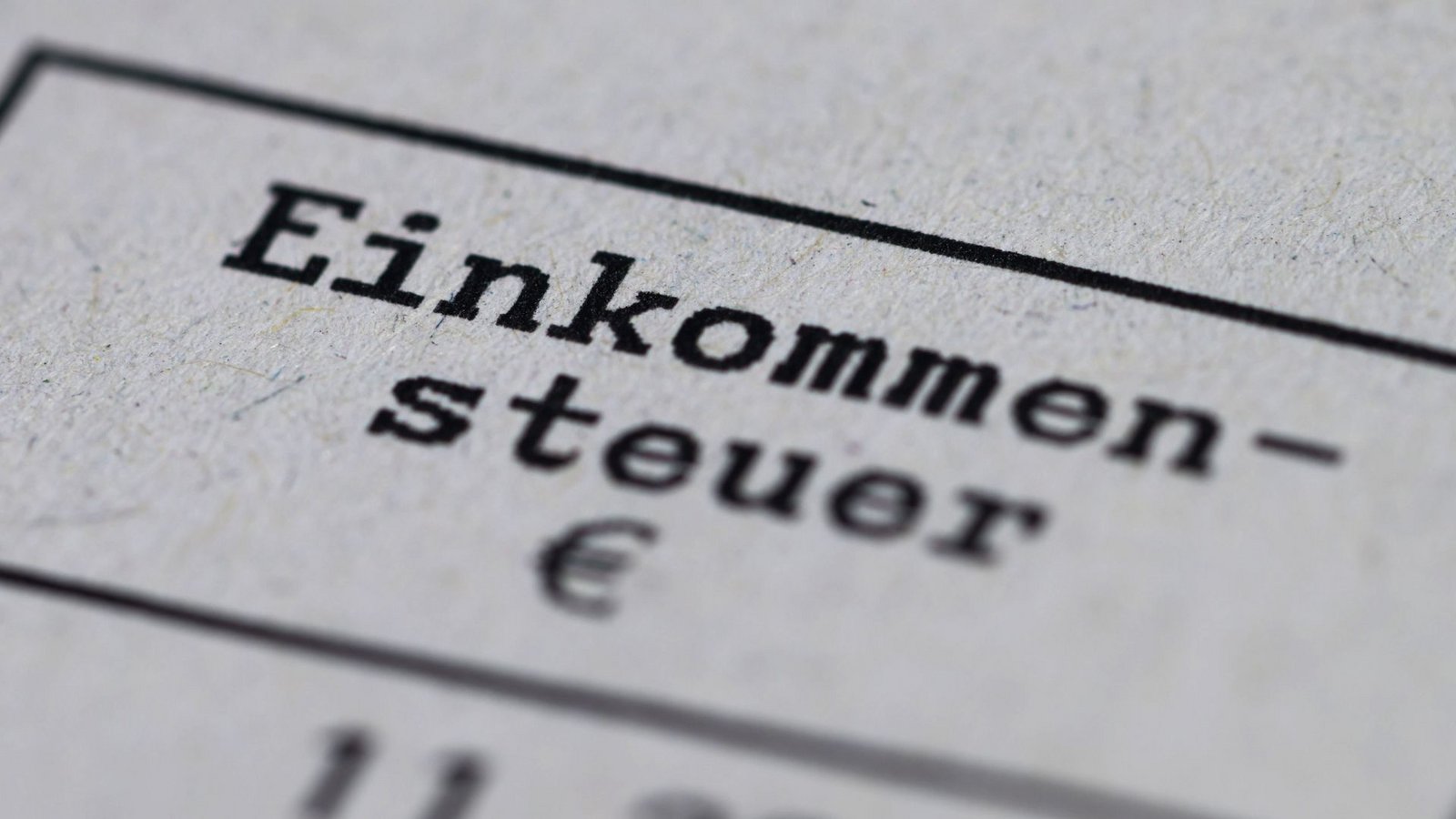 Egal ob die Einkommensteuererklärung auf Papier oder am Computer erledigt wird: Viele Bürger empfinden die Sache als kompliziert.Foto: dpa/Robert Michael Egal ob die Einkommensteuererklärung auf Papier oder am Computer erledigt wird: Viele Bürger empfinden die Sache als kompliziert.Foto: dpa/Robert Michael