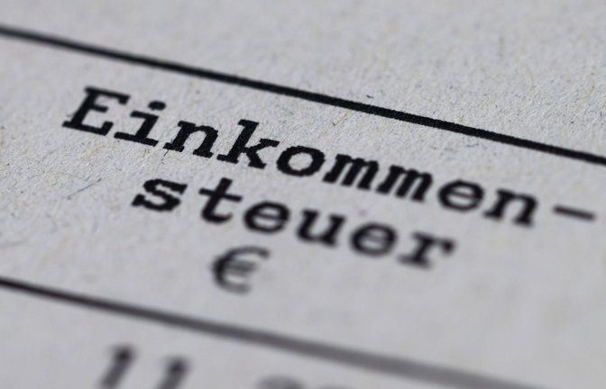 Egal ob die Einkommensteuererklärung  auf Papier oder am Computer erledigt wird: Viele  Bürger empfinden die Sache als   kompliziert.<span class='image-autor'>Foto: dpa/Robert Michael</span>