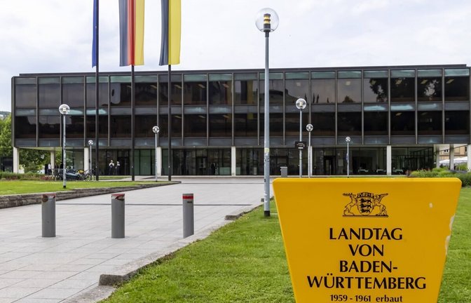 Im Rahmen eines Schülerbesuchs im baden-württembergischen Landtag soll ein damaliger Abgeordneter eine Jugendliche sexuell belästigt haben. Der Mann weist den Vorwurf zurück.<span class='image-autor'>Foto: imago</span>