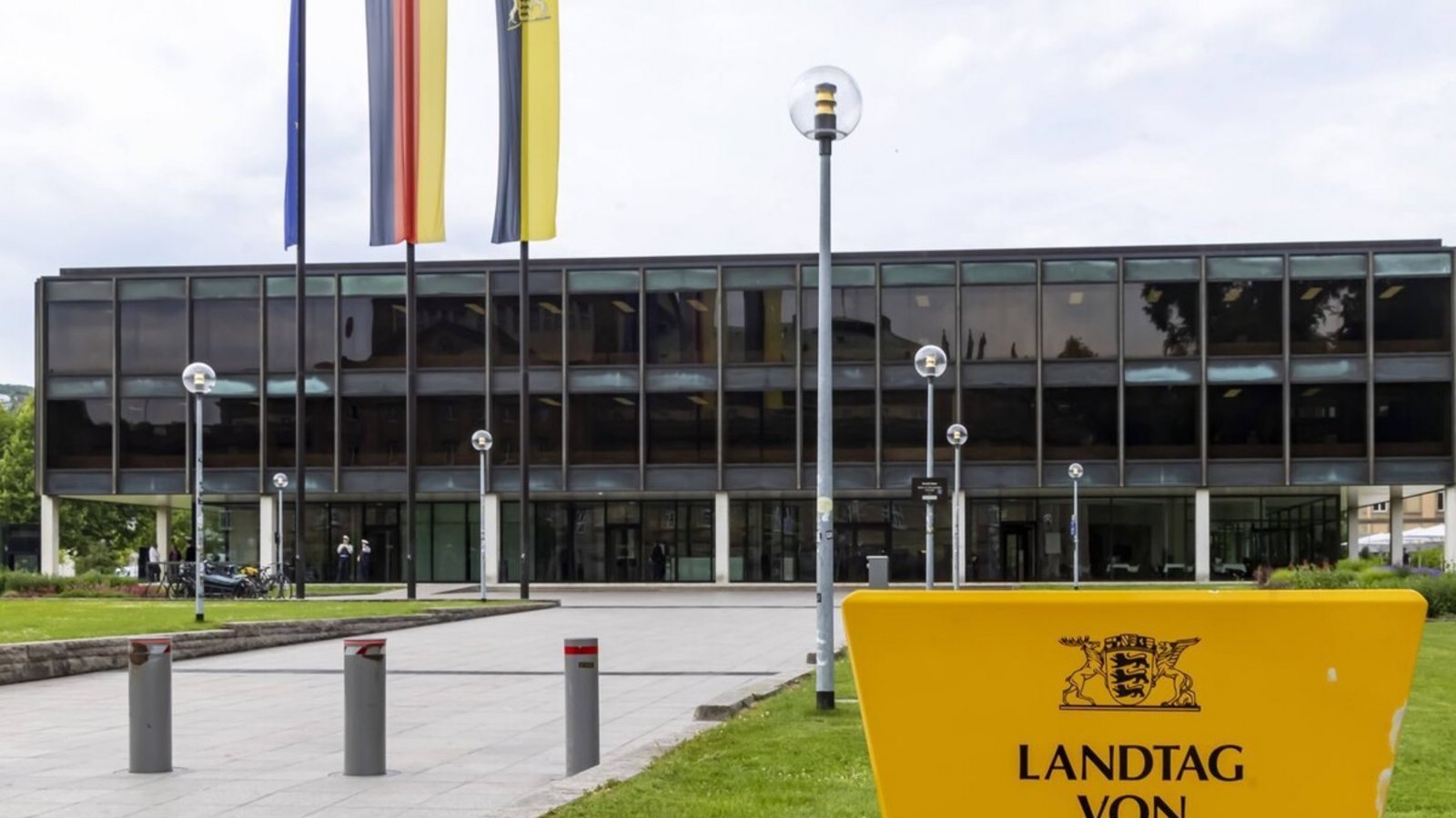 Im Rahmen eines Schülerbesuchs im baden-württembergischen Landtag soll ein damaliger Abgeordneter eine Jugendliche sexuell belästigt haben. Der Mann weist den Vorwurf zurück.Foto: imago Im Rahmen eines Schülerbesuchs im baden-württembergischen Landtag soll ein damaliger Abgeordneter eine Jugendliche sexuell belästigt haben. Der Mann weist den Vorwurf zurück.Foto: imago