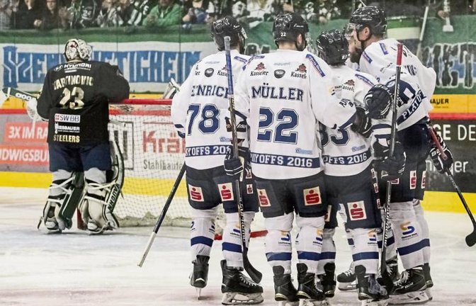 Ein Bild mit Symbolcharakter: Die Spieler der Kassel Huskies jubeln, Steelers-Goalie Sinisa Martinovic (links) ist bedient. Foto: Simecek